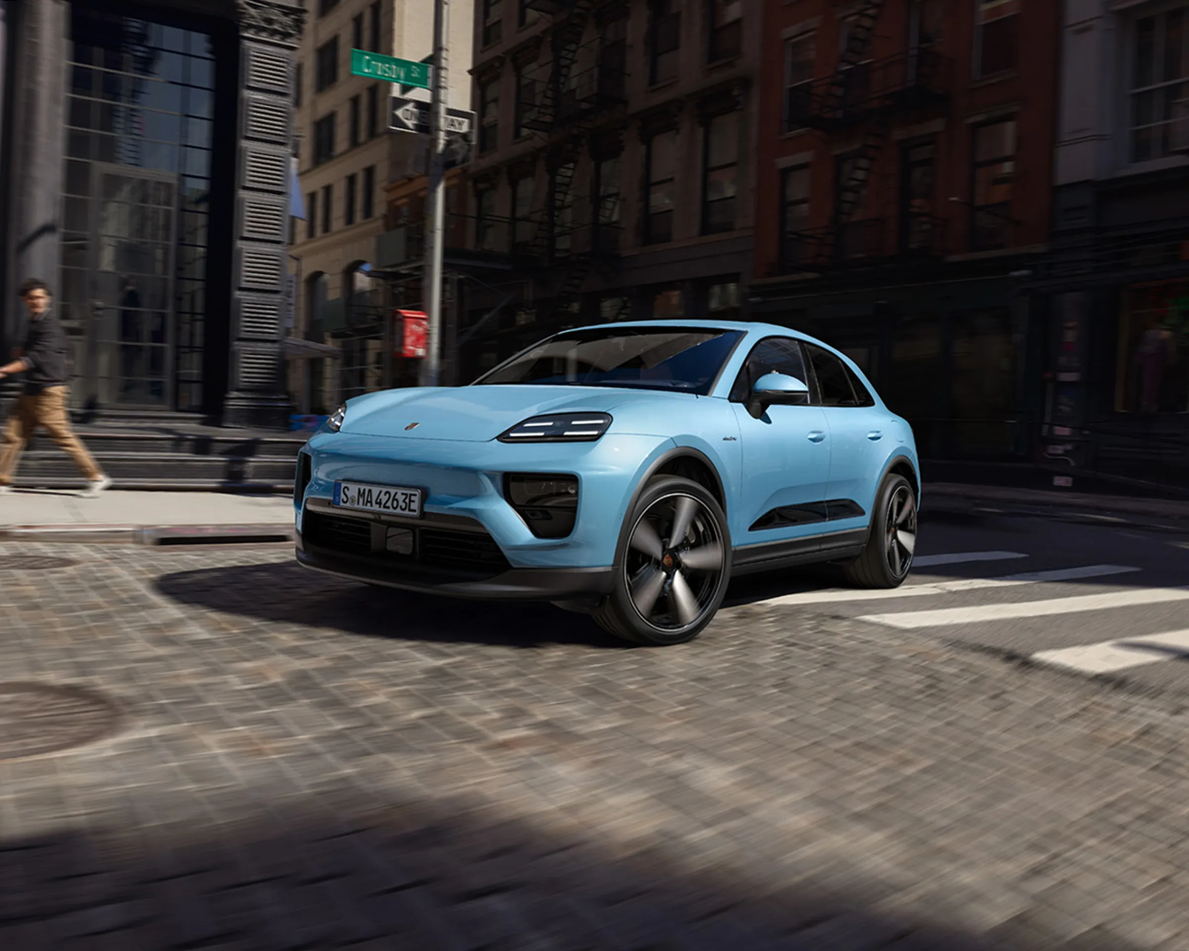 Une Porsche Macan bleue en centre ville