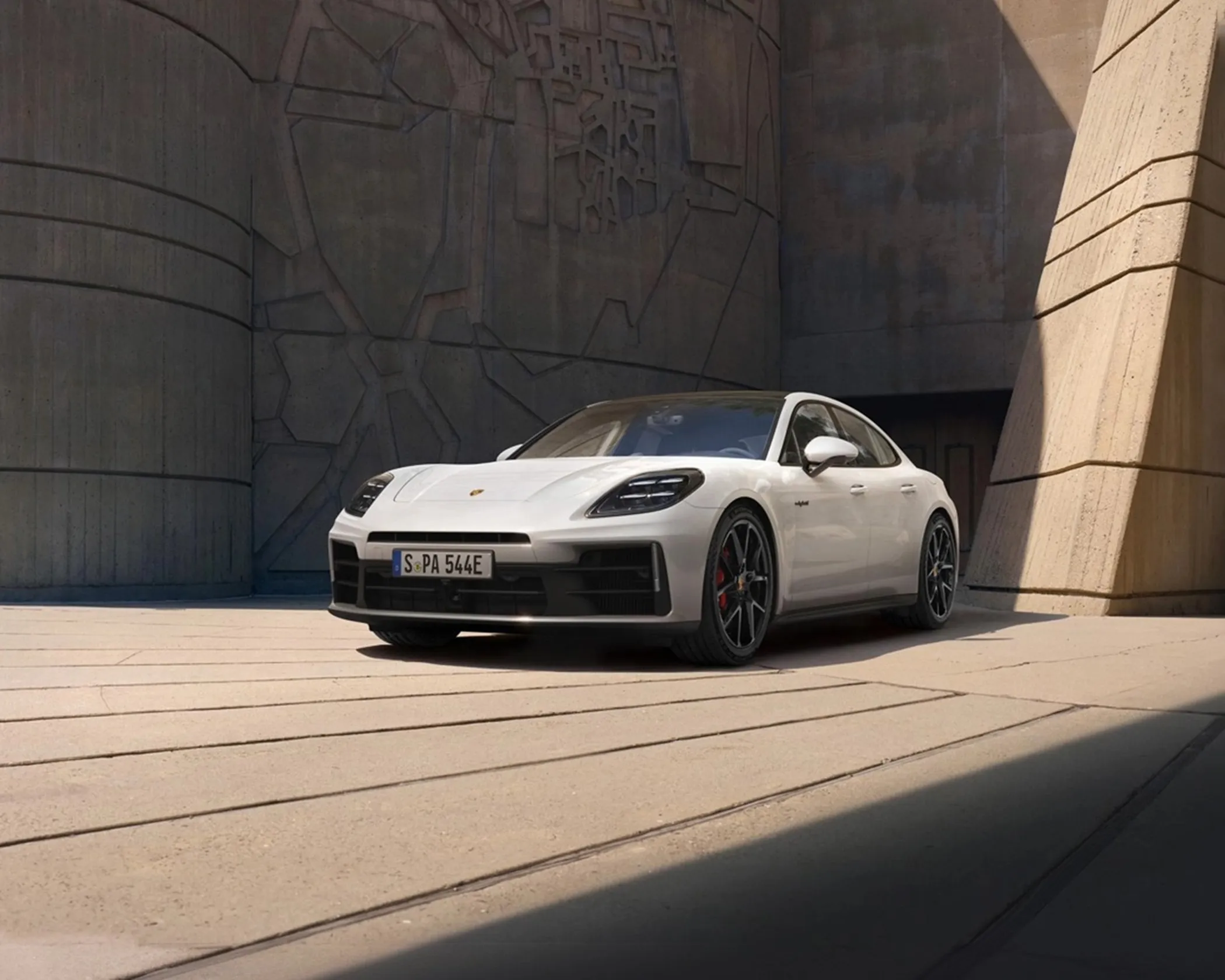 Une Porsche Panamera blanche stationnée au soleil
